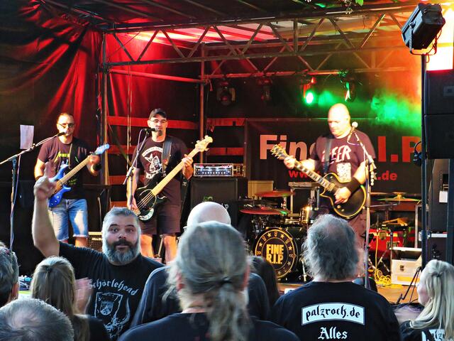 Monji inmitten der Fans | Foto: Brigitte Melder