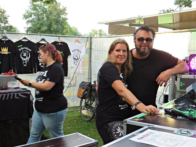 Am Merchstand lauter nette Menschen | Foto: Brigitte Melder