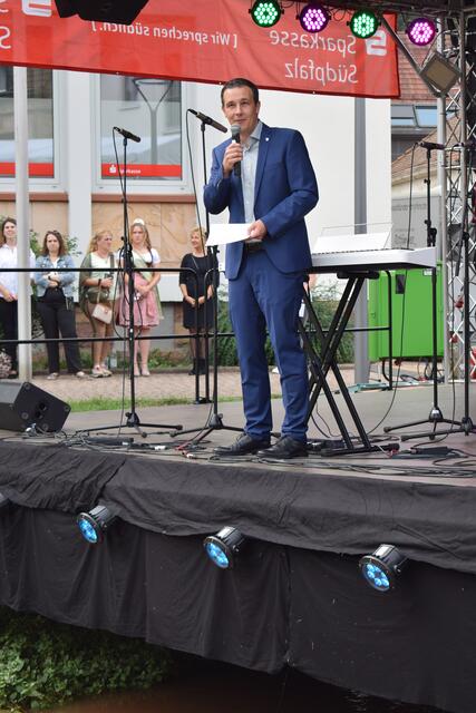 Verbandsbürgermeister Christian Burkhart begrüßt die Gäste | Foto: B. Bender