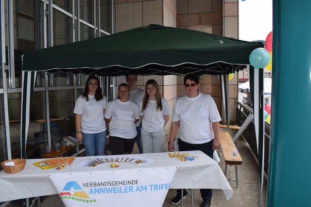 Die Azubis der Verbandgemeindeverwaltung präsentieren sich auf dem Sommerfest | Foto: B. Bender