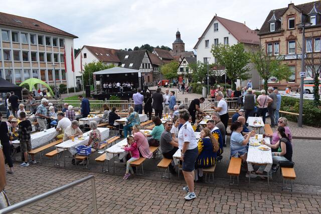 Auch in diesem Jahr steht die Bühne direkt über der Queich | Foto: B. Bender