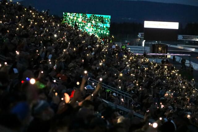Die Fans stimmen sich für die Nightshow ein  | Foto: Reuschel (moto-foto)