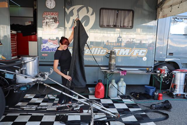 Das Zusammenlegen der Bremsfallschirme ist die Lebensversicherung für die Dragsterpiloten | Foto: Reuschel (moto-foto)