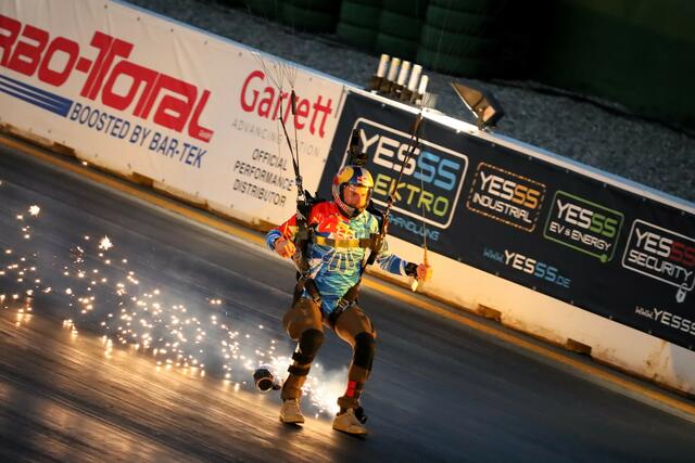 Nicht nur Dragster, auch Fallschirmspringer sorgten für Unterhaltung der zahlreichen Fans. | Foto: Reuschel (moto-foto)