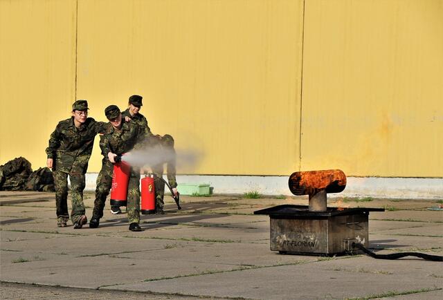 Brandbekämpfung bei den Discovery Days in der Südpfalz-Kaserne | Foto:  Frank Wiedemann
