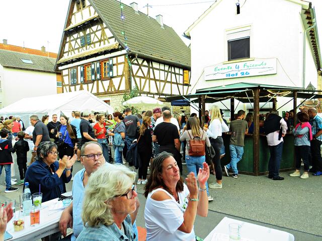 So langsam wurde es voller vor dem Hof 26 | Foto: Brigitte Melder