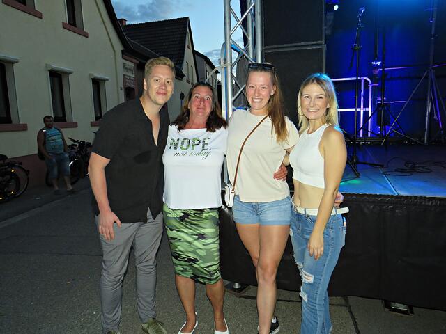 Natalie Reichel und Lena Kleiber ein Foto zur Erinnerung
 | Foto: Brigitte Melder