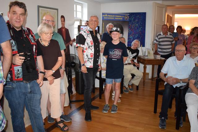 Bildmitte: Robert Liebhart mit Enkel | Foto: Gemeinde Mutterstadt