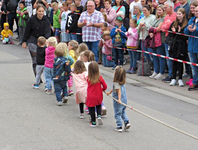 Die Kindergartenkinder zogen kräftig | Foto: Brigitte Melder