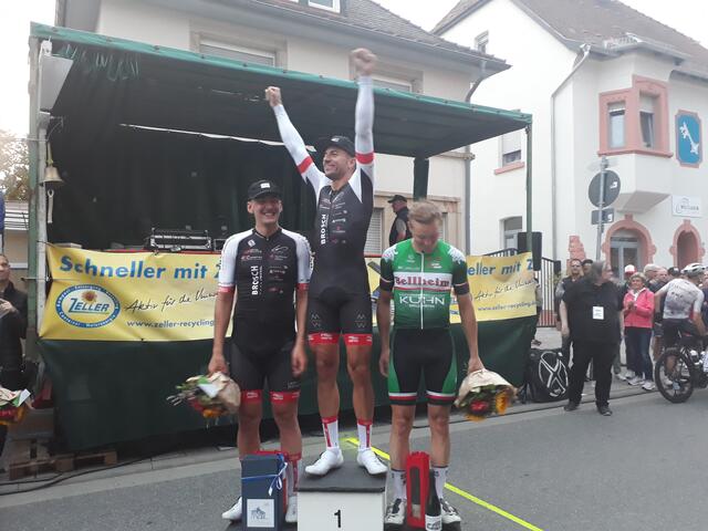 Das Podium vom Radrennen in Mutterstadt  | Foto: Michael Sonnick