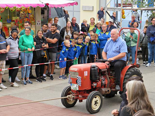 Johannes Zehfuß erstmal auf dem kleinen Traktor | Foto: Brigitte Melder