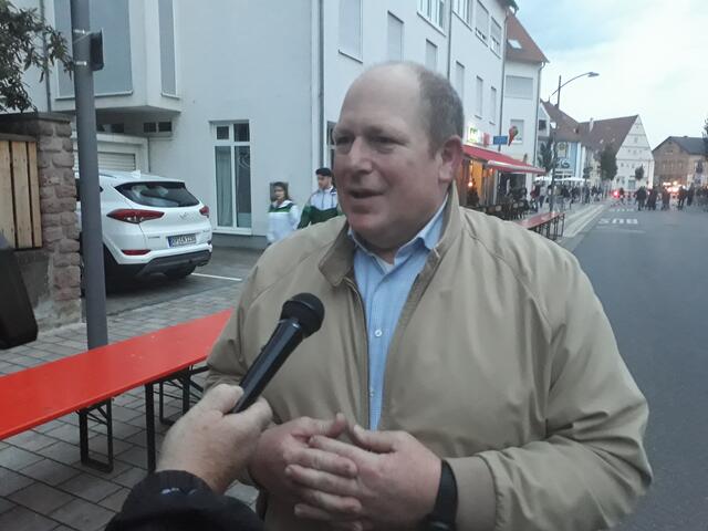 Der Mutterstadter Bürgermeister Thorsten Leva beim Interview | Foto: Michael Sonnick