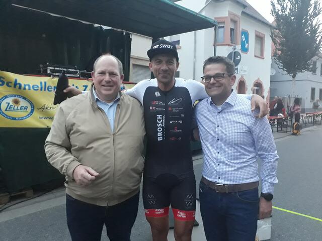 Bürgermeister Thorsten Leva mit Sieger Andreas Mayr und Sponsor Andreas Zeller | Foto: Michael Sonnick
