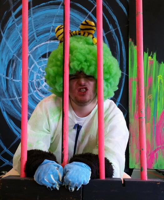 Die Schattenmorellen aus Offenbach führen das Schwarzlicht-Theaterstück „Im Wunderland“ auf. | Foto: Die Schattenmorellen