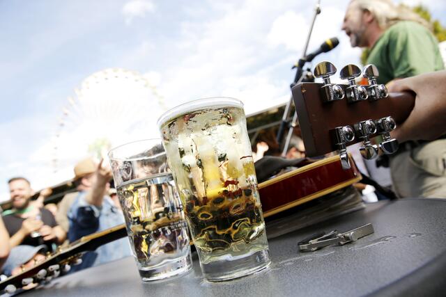 Ohne eine durststillende (halb-)trockene Weinschorle geht (fast) nichts auf dem Dürkheimer Wurstmarkt | Foto: Melanie Hubach Photografie/gratis