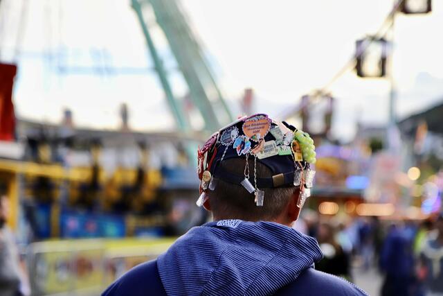 Wurstmarkt-Fan mit seiner Sammlung an Dubbeglasorden | Foto: Melanie Hubach Photografie/gratis