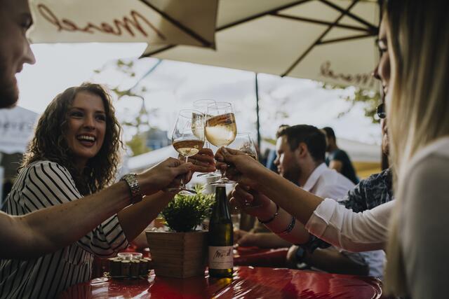 Stilvoll genießen kann man im Weindorf auf dem Dürkheimer Wurstmarkt | Foto: Lena Geib Photografie/gratis