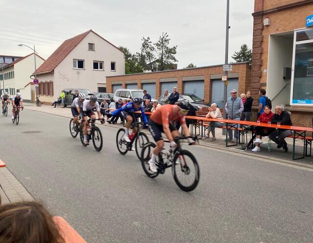 Rad-Rennfahrer auf der Start-Ziel-Geraden | Foto: Susanne Moser