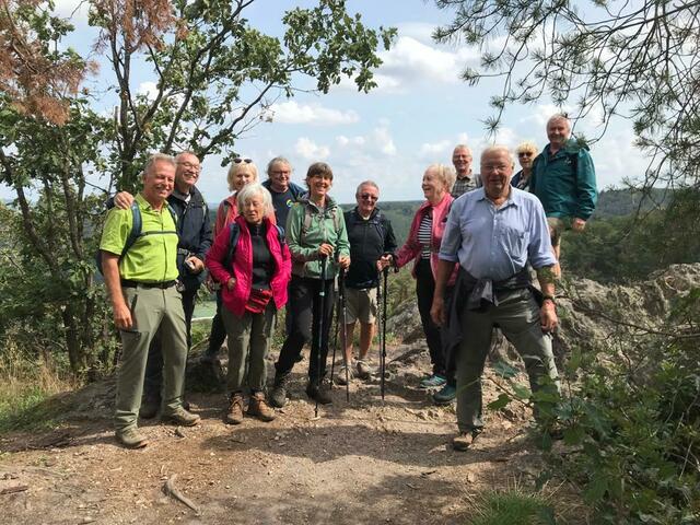 Gruppe mit Fels im Hintergrund | Foto: Ich