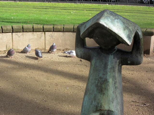 Ein kleines Kind, ein großer Hut. Skulptur am Ludwigsplatz in Ludwigshafen unterhalb vom Cafe Laul. | Foto: Maiken Liefeith