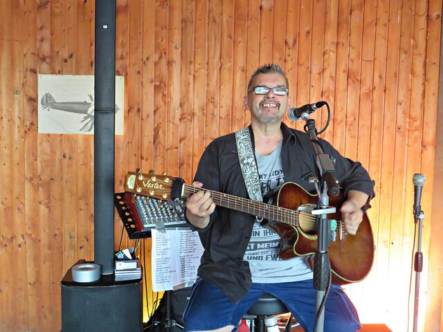 Olli Roth mit seiner Gitarre | Foto: Brigitte Melder