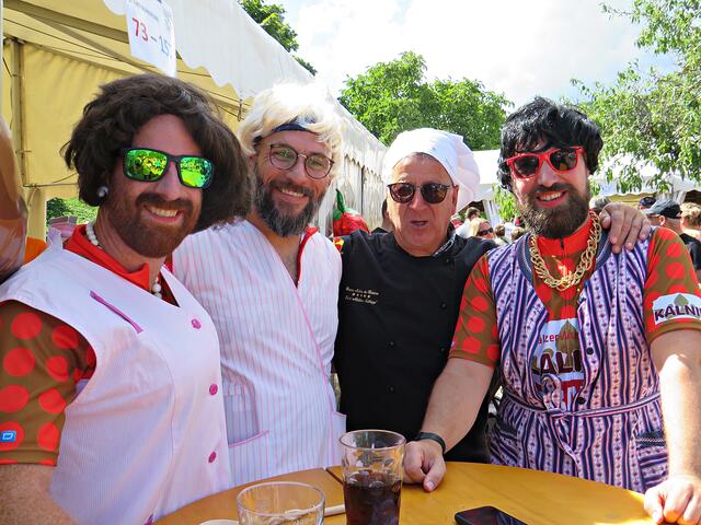Martin Jüllig als Chefkoch zwischen den drei Damen vom Grill | Foto: Brigitte Melder