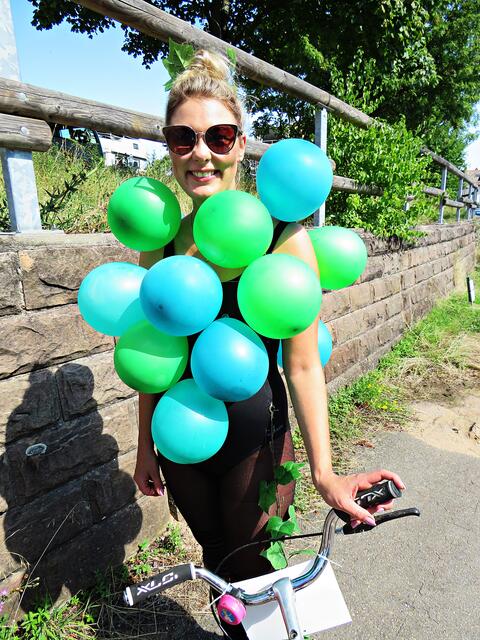 Als Weintraube mit Luftballons | Foto: Brigitte Melder
