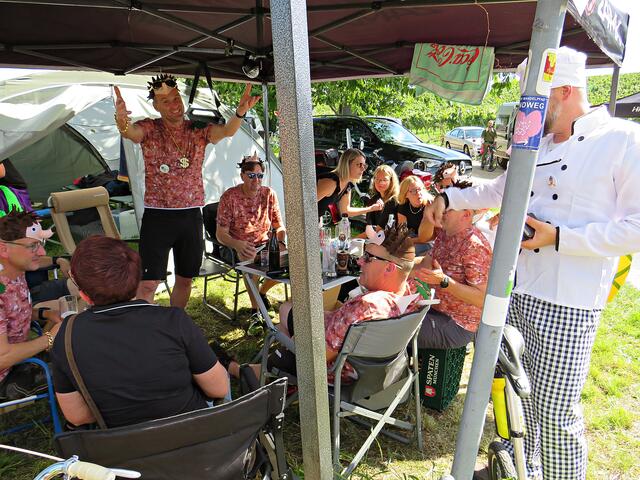 Stimmten sich mit Liedern über Eier ein | Foto: Brigitte Melder