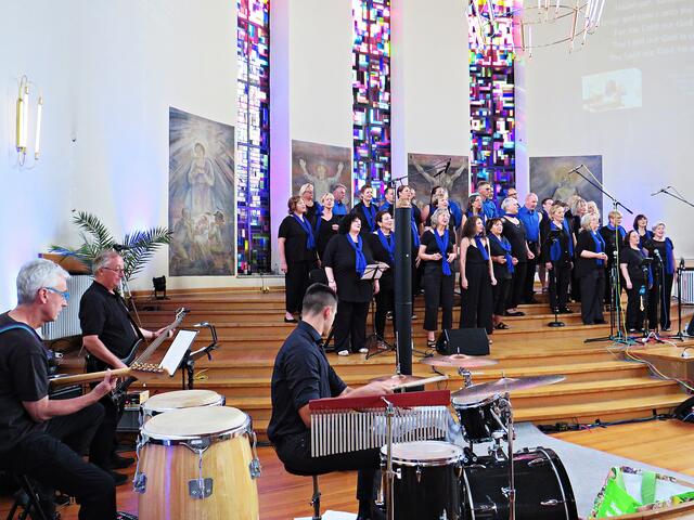 Der Chor hat sich positioniert | Foto: Brigitte Melder