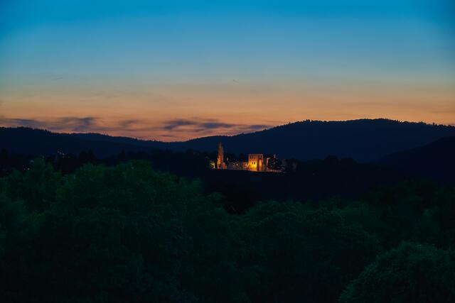 Beleuchtete Klosterruine Limburg aus dem Flaggenturm heraus fotografiert. Aufnahme August | Foto: Florian Bauer