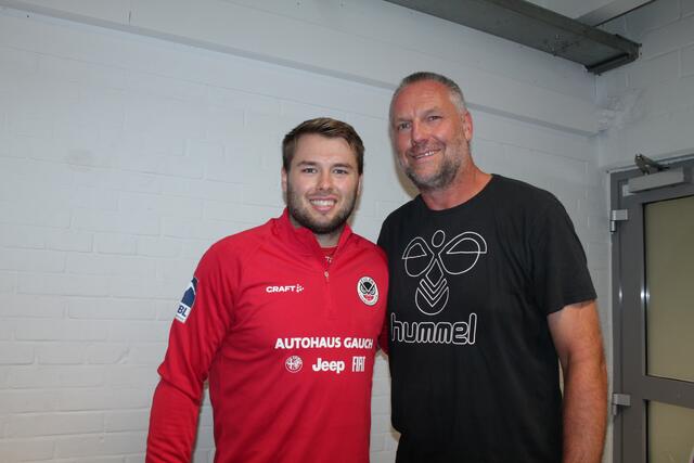 Kian Schwarzer warf zehn Tore und freut sich mit seinem Vater Christian | Foto: Michael Sonnick