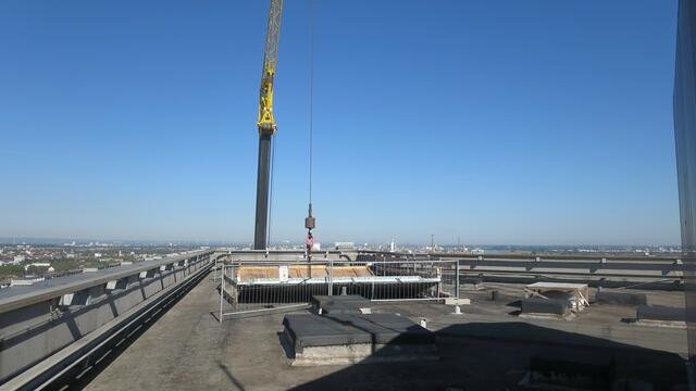 Mit einem mächtigen Kran werden Beton und Putz nach unten transportiert und abgekippt.  | Foto: Julia Glöckner