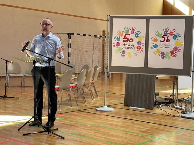 Schulleiter Markus Jung bei seiner Begrüßungsrede | Foto: Weiler