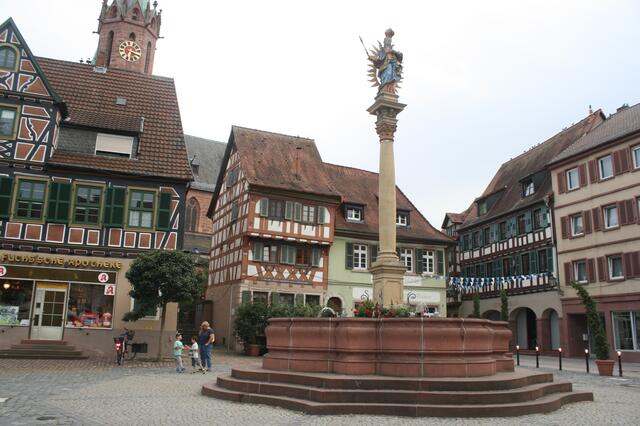 Feiern in historischer Kulisse auf dem Ladenburger Altstadtfest  | Foto: Hannelore Schäfer