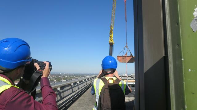 Der Autokran transportiert das entkernte Material nach unten  | Foto: Julia Glöckner