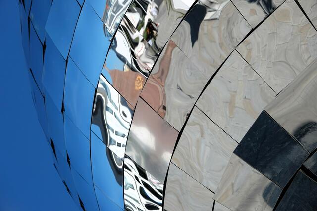 Keine Ruhe für Karl (Installation Discokugel Marktplatz Karlsruhe, September) | Foto: Melanie Zürn