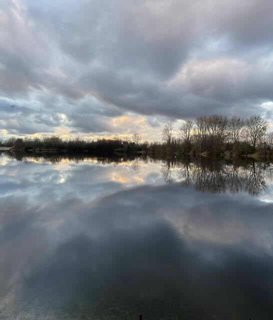 Winterwolken spiegeln sich im   Heddesheimer Badesee | Foto: Ute