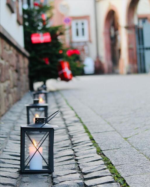 Dezember: Kerzenschein in den Straßen von St. Martin in der Pfalz  | Foto: Lars Rothaug 