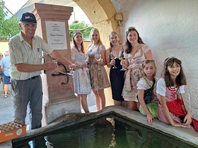 Unter der Aufsicht von Wilfried Schwarzweller floss wieder der Freiwein aus dem Rathausbrunnen | Foto: Angelika Schmid