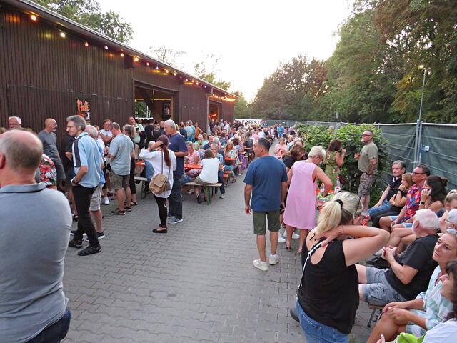 Draußen wie drinnen voll | Foto: Brigitte Melder