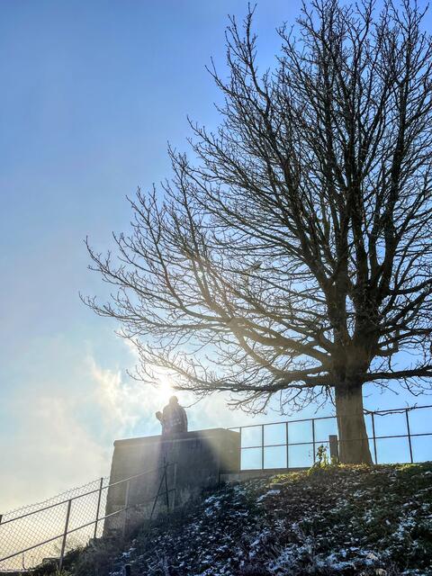 Gegenlichtaufnahme Besucher
Winter 2022
Hambacher Schloss | Foto: Axel Christmann 