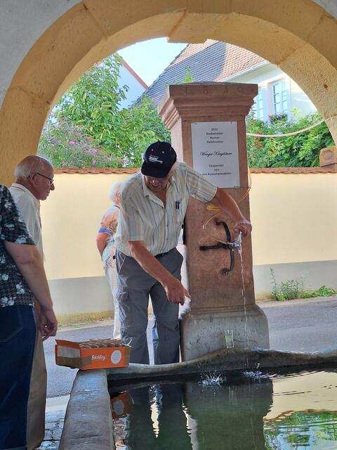 Unter der Aufsicht von Wilfried Schwarzweller floss wieder der Freiwein aus dem Rathausbrunnen | Foto: Angelika Schmid
