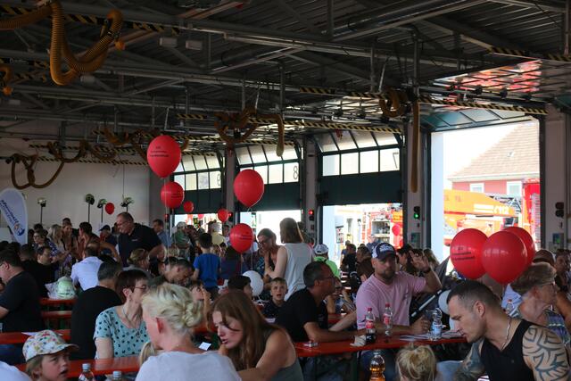 Der Hitze entfliehen: Viele nutzen die Gelegenheit mit einem kühlen Getränk sich in den Schatten zu setzen | Foto: Gisela Böhmer