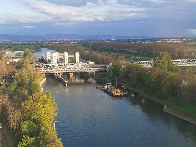 Neckarschleuse bei Mannheim, aus der Luisenpark-Gondel der BUGA 2023 fotografiert, 18. April 2023 | Foto: (c) Andrea Weber-Knapp