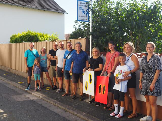 Das "Gelbe Füße"- Team (Schulelternbeirat, Beigeordneter Patrik Poss und Beigeordneter Hans Schwind, Referatsleiterin des Ordnungsamtes Elena Stang)  | Foto: Stadtverwaltung Schifferstadt 