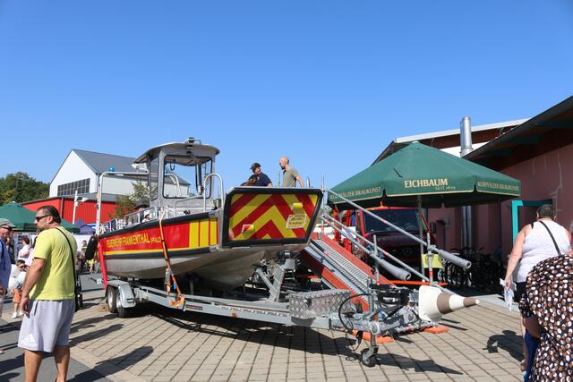 Das Feuerwehrboot durfte erklommen werden. Viele informierten sich über das Fachgebiet "Wasserschutz". | Foto: Gisela Böhmer