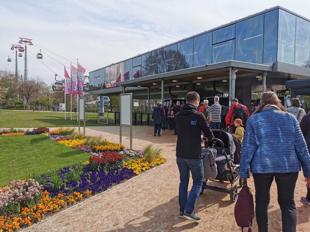 BUGA 2023, Gondel-Zugang im Luisenpark, 15. April 2023 (ggfs. bitte Gesicht des Jungen unkenntlich machen) | Foto: (c) Andrea Weber-Knapp