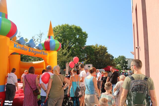 Hüpfburg, Wasser spitzen und Luftballons - für die Kinder wurde viel geboten | Foto: Gisela Böhmer