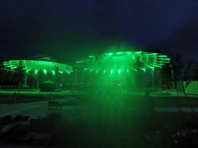 "April April!" Grüne Ufos auf der BUGA 2023. Dächer auf dem Platz der Hauptbühne im Spinelli-Gelände, 22. April 2023 | Foto: (c) Andrea Weber-Knapp