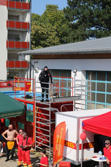 Tauchcontainer, Taucher und die DLRG - das kühle Nass war am vergangenen Sonntag eine willkommene Abkühlung | Foto: Feuerwehr Frankenthal